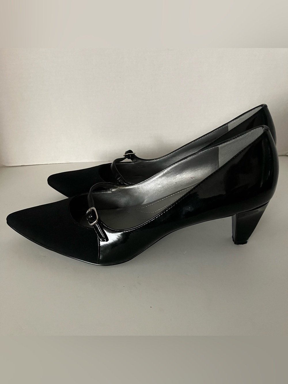 TAHARI Melanie Black Patent Leather Mary Jane Pumps Cone Kitten Heels EUC US 10 - Picture 2 of 14